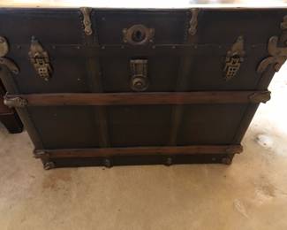 TRUNK WITH GLASS ON TOP