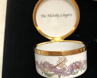 THE MELODY LINGERS SMALL CASE