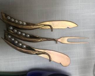 SPREADERS AND FORK SET     TABLE ART PEAPOD