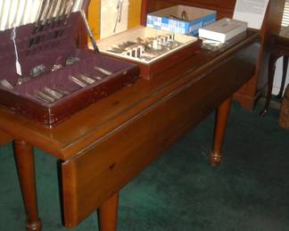 Nice finish on this long drop leaf table. Several sets of flatware: stainless, silver plate, community, etc.