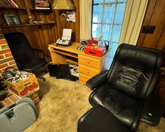 Office supplies/desk/chair 