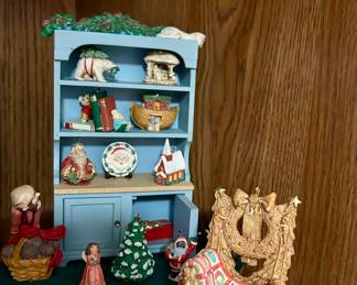 1994 Hallmark Mrs Claus
Cupboard SIGNED
Display 10 Miniature Ornaments with Box