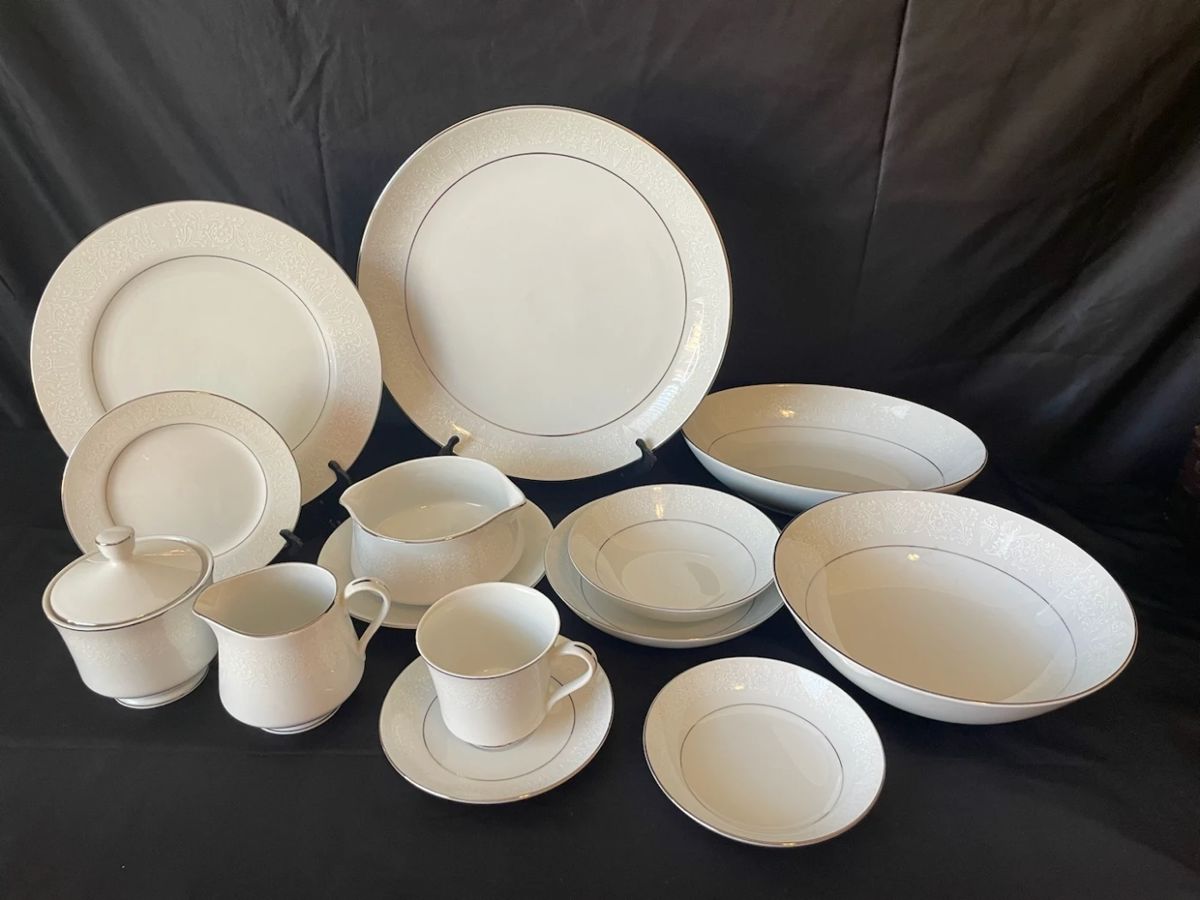001 Lenox Crown Victoria China Set Lovelace Pattern