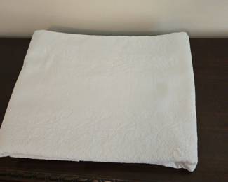Vintage White Tulip Coverlet For Full Size Bed