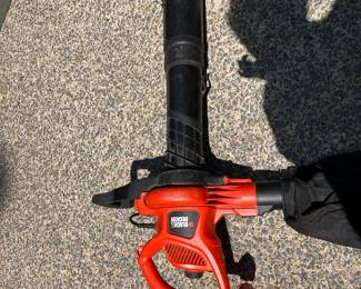 Black & Decker electric blower/leaf vacuum 