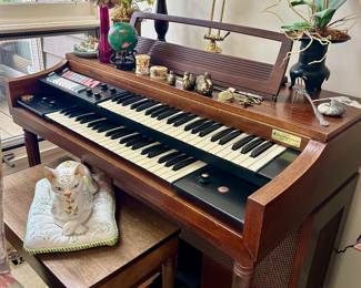 electric organ (might need repair)