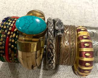 There’s a TON of jewelry ~ bangle bracelets