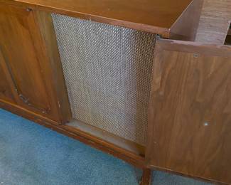 Console speaker cabinet