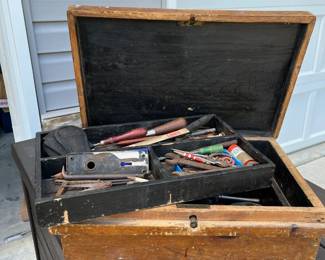 Old fitted tool box