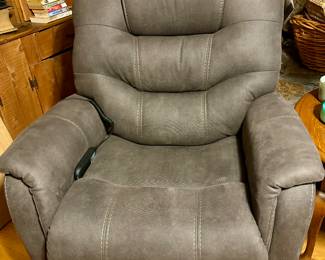 Ashley Furniture recliner/lift chair NWT