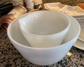 #64	Set of 2 Hamilton Beach Pyrex Mixing bowls - White	 $20.00 

