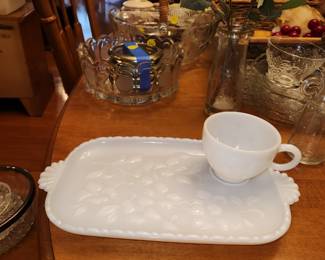 Vintage Daisy Milk Glass Luncheon Plates