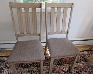 Very nice farmhouse-style Table and Chairs