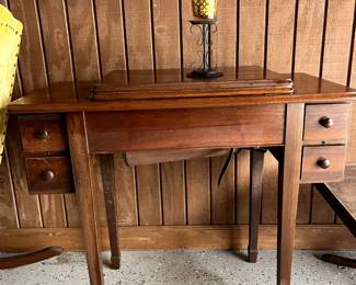 Vintage Singer w Table cabinet