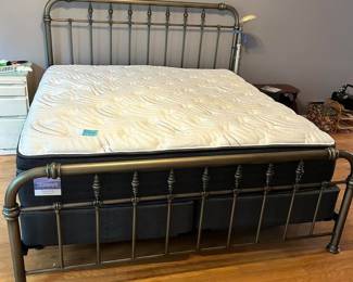 Brushed Silver King Size Bedframe
**Mattress and boxspring NOT included!!**
Great condition.
Located upstairs. Must be able to disassemble, move down and load yourself.