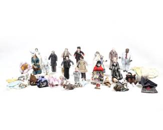COLLECTION DOLLHOUSE DOLLS | Dollhouse figures, family members in miniature clothing and with some additional clothing items.