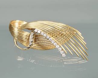 DIAMOND & 18K GOLD CONTEMPORARY PIN | Designed as a line of 12 prong-set melee diamonds and a line of 4 bezel set melee diamonds in an 18k gold wire work knot form brooch, 2.5 in., 22.2g total weight, marked "18k / ITALY"