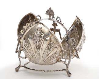 STERLING SILVER BISCUIT BOX | Biscuit bun warmer with raised shell form and floral decoration chased en repousse, in a footed stand; approx. 50.3 ozt - h. 8.25 x dia. 7.25 in.
