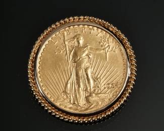 1924 SAINT GAUDENS $20 GOLD DOUBLE EAGLE | In a (tested to) 14k gold soldered twisted rope work surround; 39.8g total weight - dia. 1.5 in.
