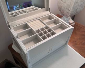 New Squared Away jewelry box, white leather