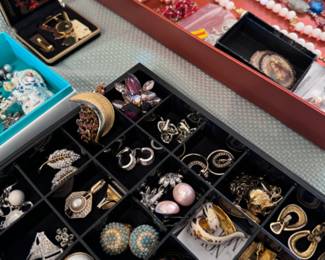 $4 costume jewelry, a huge collection of fantastic pieces!