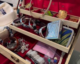 $4 costume jewelry, a huge collection of fantastic pieces!