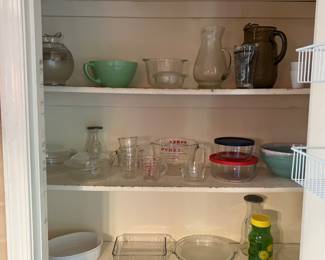 Nice lil pantry with kitchen goodies. A few Pyrex pieces.