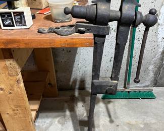 Vintage Blacksmith Peg Leg Box Vise
