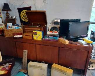 Silvertone Radio/Turntable, Games