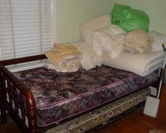 pull out bed ( trundle  )