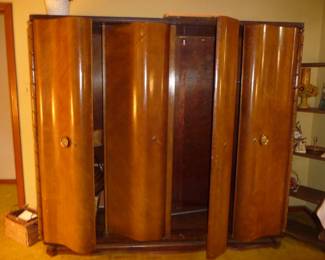 Beautiful  closet / it is only 6 pieces to assemble