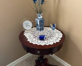 Round accent table