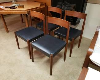 Set of 4 Frem Rojle danish modern dining chairs in excellent, like new condition, by designer Poul Volther