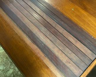 this is the Accordion built in leaf                          #1	Antique wood table with accordion pull out leaves built in and 4 chairs 38-71x42x29	 $275.00 
