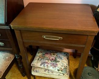 #115	Metal Singer Stylist Sewing machine in Cabinet	 $50.00 
