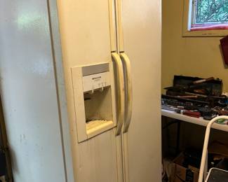 #209	Side by side Frigidaire 20 cu Model FRS20ZRG	 $30.00 
