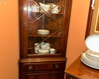 Sweet corner cabinet (Rockford)