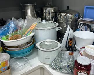 Lots of kitchen items