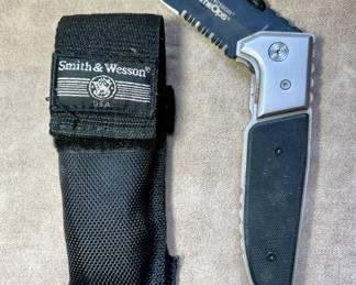 Smith & Wesson Extreme Ops folding knife with case