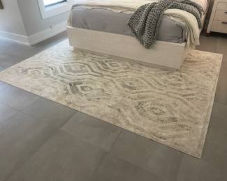 OFF-WHITE, GRAY AND BROWN HAND-TUFTED WOOL RUG