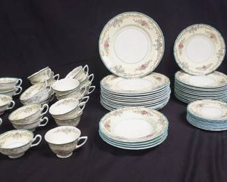 Lot # : 49 - Royal Doulton 90-piece dinnerware set
