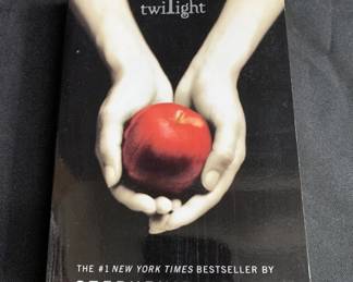 Lot # : 175 - Twilight book autographed by author Stephenie
