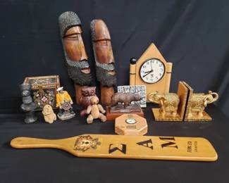 Lot # : 398 - Box of miscellaneous figurines and clocks
