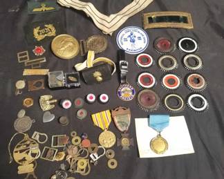 Lot # : 20 - Groups of pins and badges
