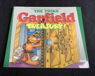 Lot # : 176 - The Third Garfield Treasury book signed by cartoonist
