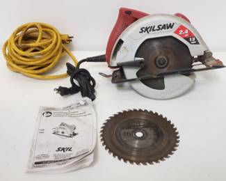 Lot # : 323 - Skilsaw 2.4HP max motor w/accessories in bag
