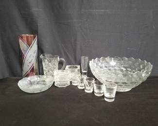 Lot # : 410 - Box of glass art pieces
