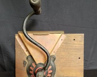 Lot # : 10 - Vintage coffee grinder

