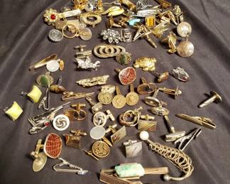 Lot # : 120 - Group of pins and clips
