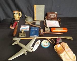 Lot # : 337 - Box of miscellaneous vintage items
